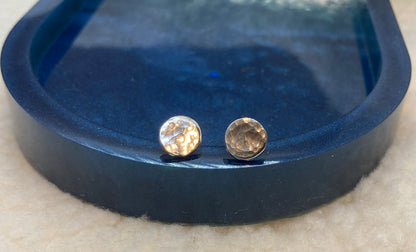 Hammered round stud earrings