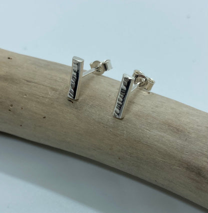 Lined textured bar stud earrings