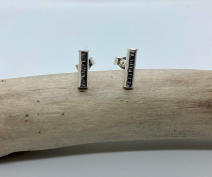 Lined textured bar stud earrings