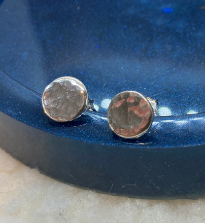 Hammered round stud earrings