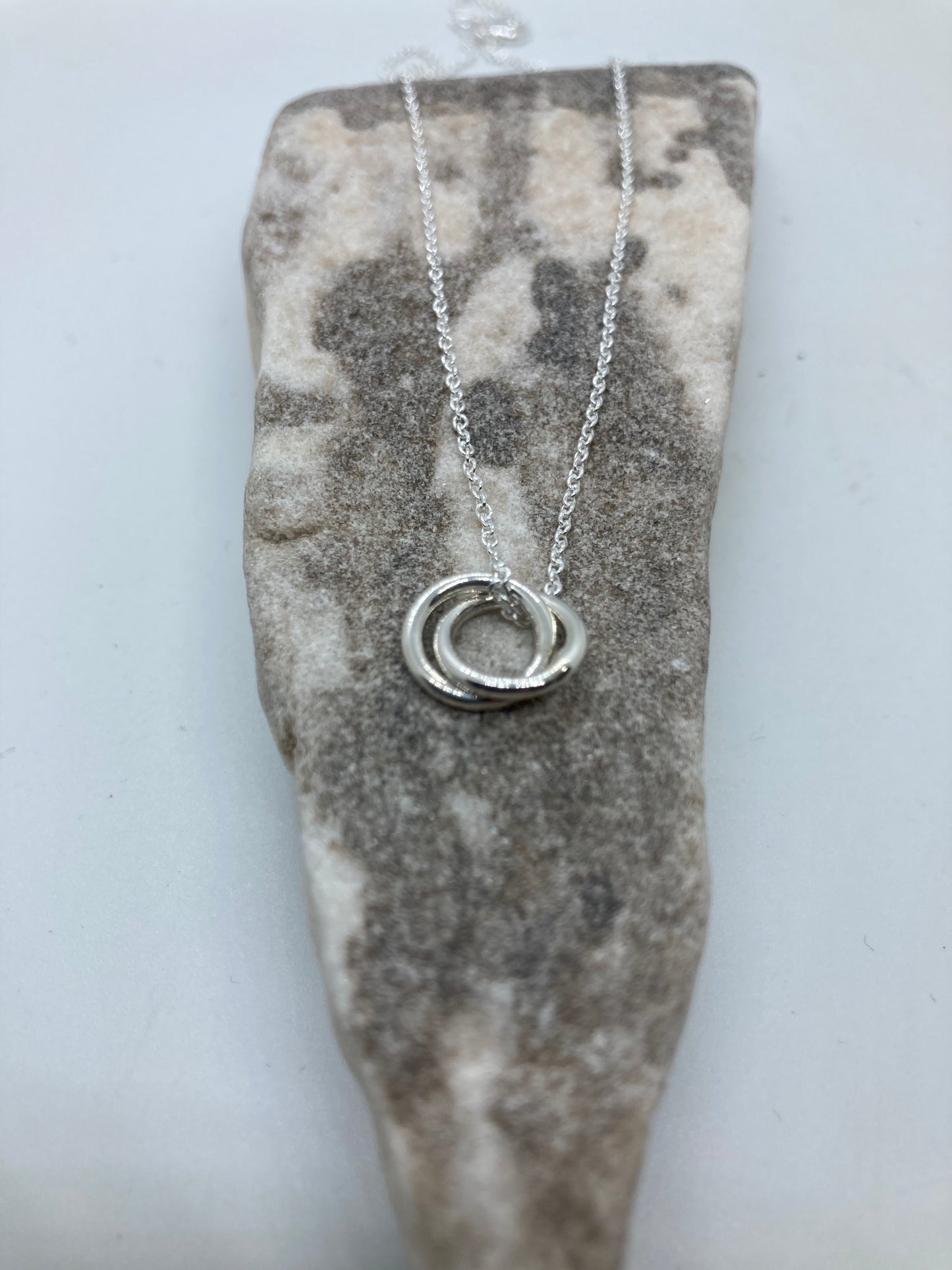 Double circle interlocked pendant