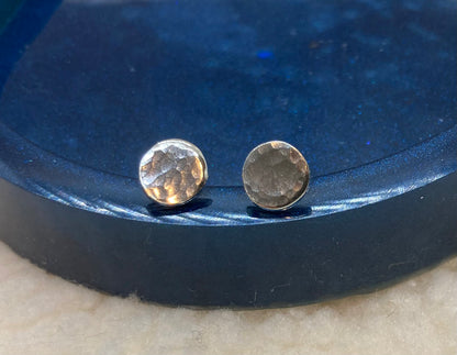 Hammered round stud earrings