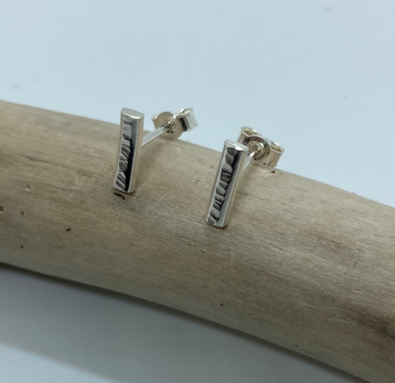 Lined textured bar stud earrings