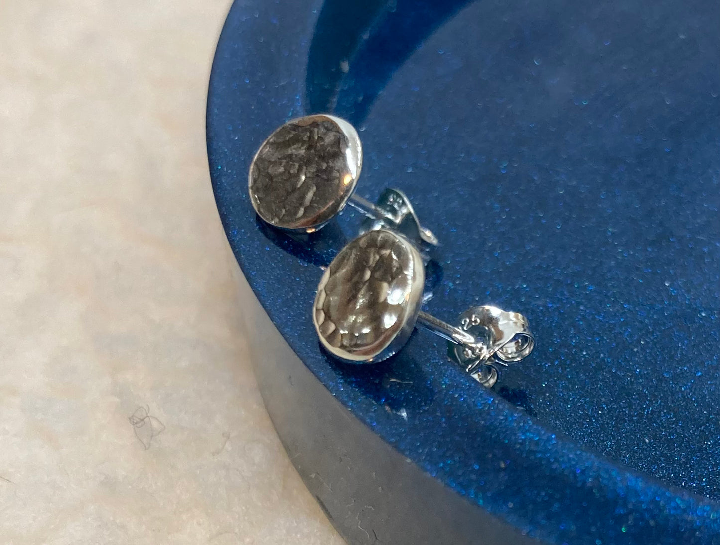 Hammered round stud earrings