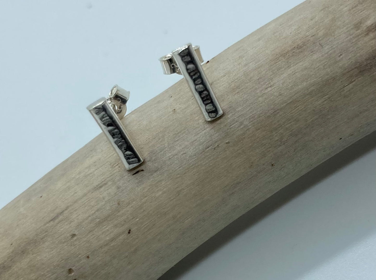 Lined textured bar stud earrings